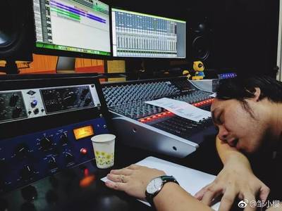 只要不要臉,一個(gè)人就是一支隊(duì)伍。只要不要臉,你們?nèi)叶际侵谱魅? />
</span>
<span id=