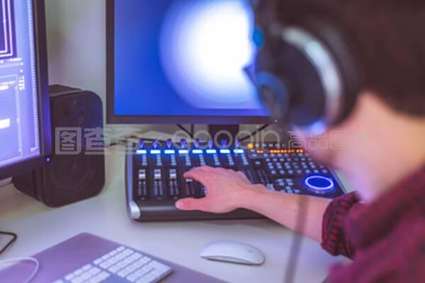 專業(yè)的剪輯室,用于視頻編輯和視頻制作顯示器和聲音混合臺(tái)