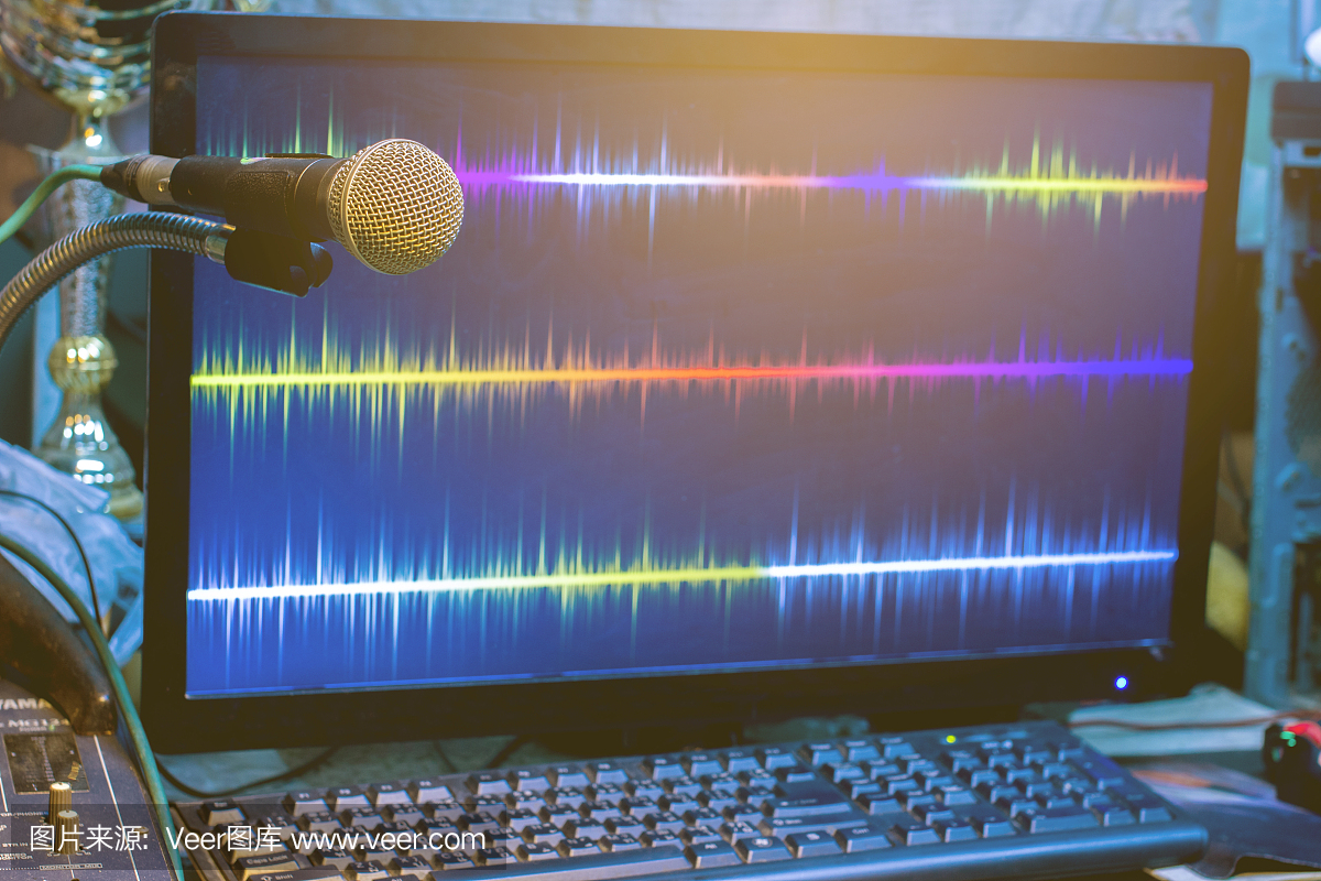 電腦錄音室的麥克風(fēng)。